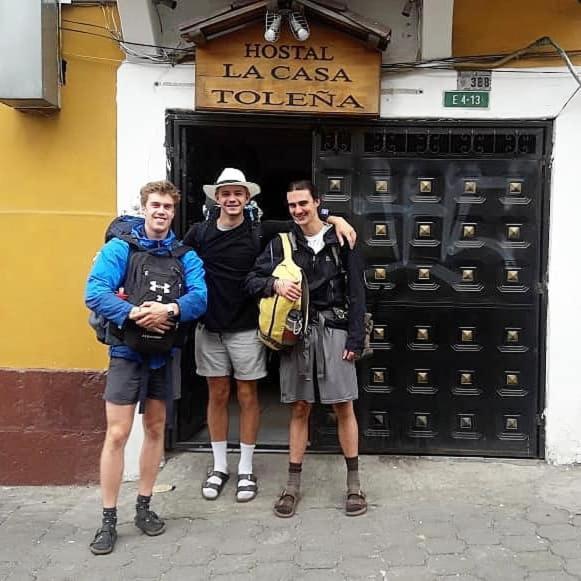 Отель Hostal La Casa Tolena Quito - Ecuador Экстерьер фото